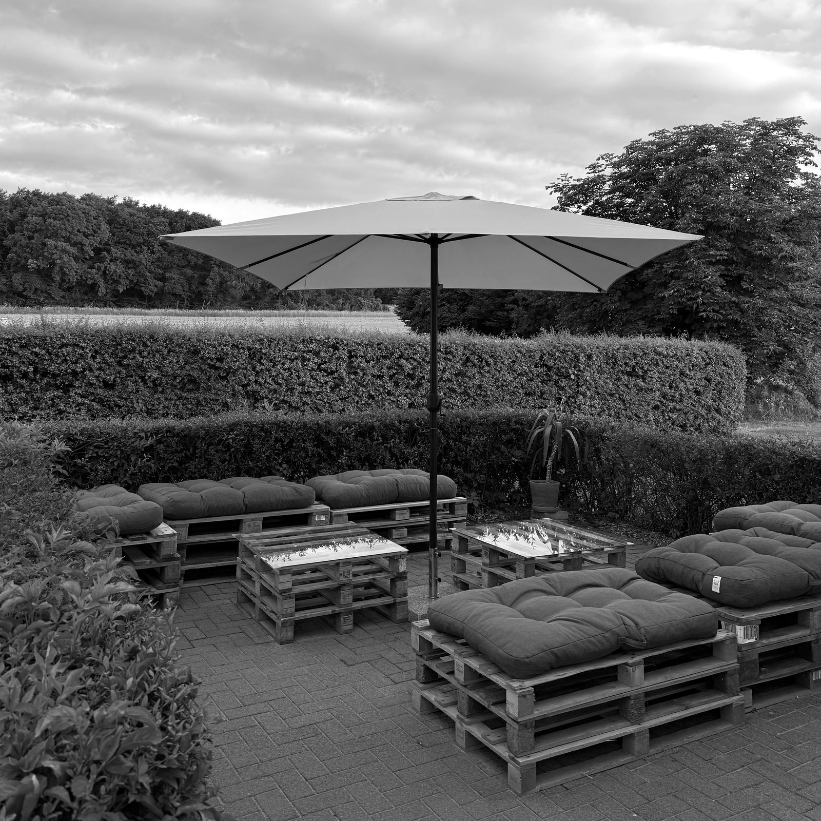 Sitzplätze auf der Terrasse des PRADO