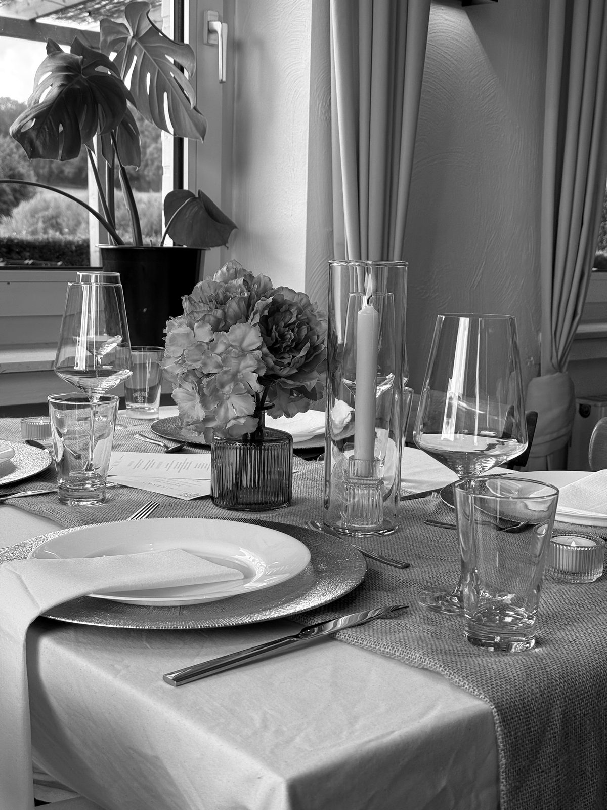 Gedeckter Tisch mit Blumenschmuck
