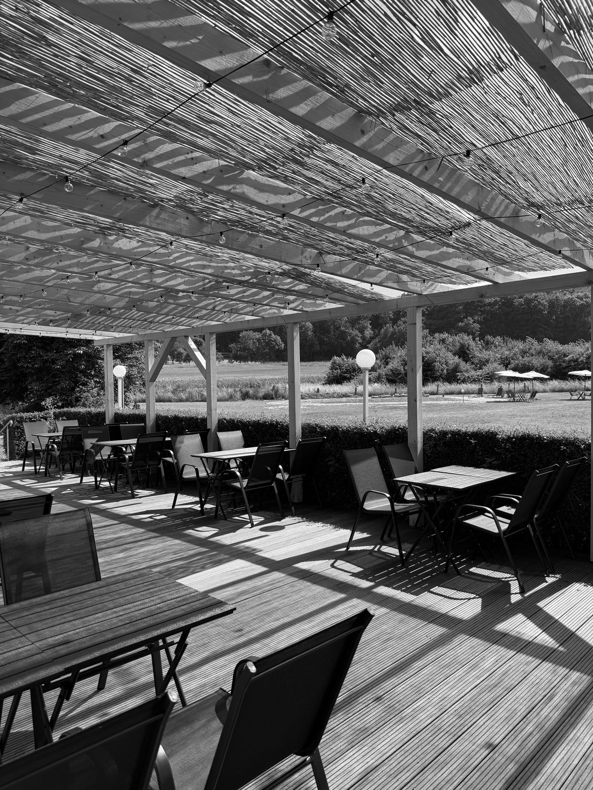 Terrasse des PRADO mit Blick ins Grüne
