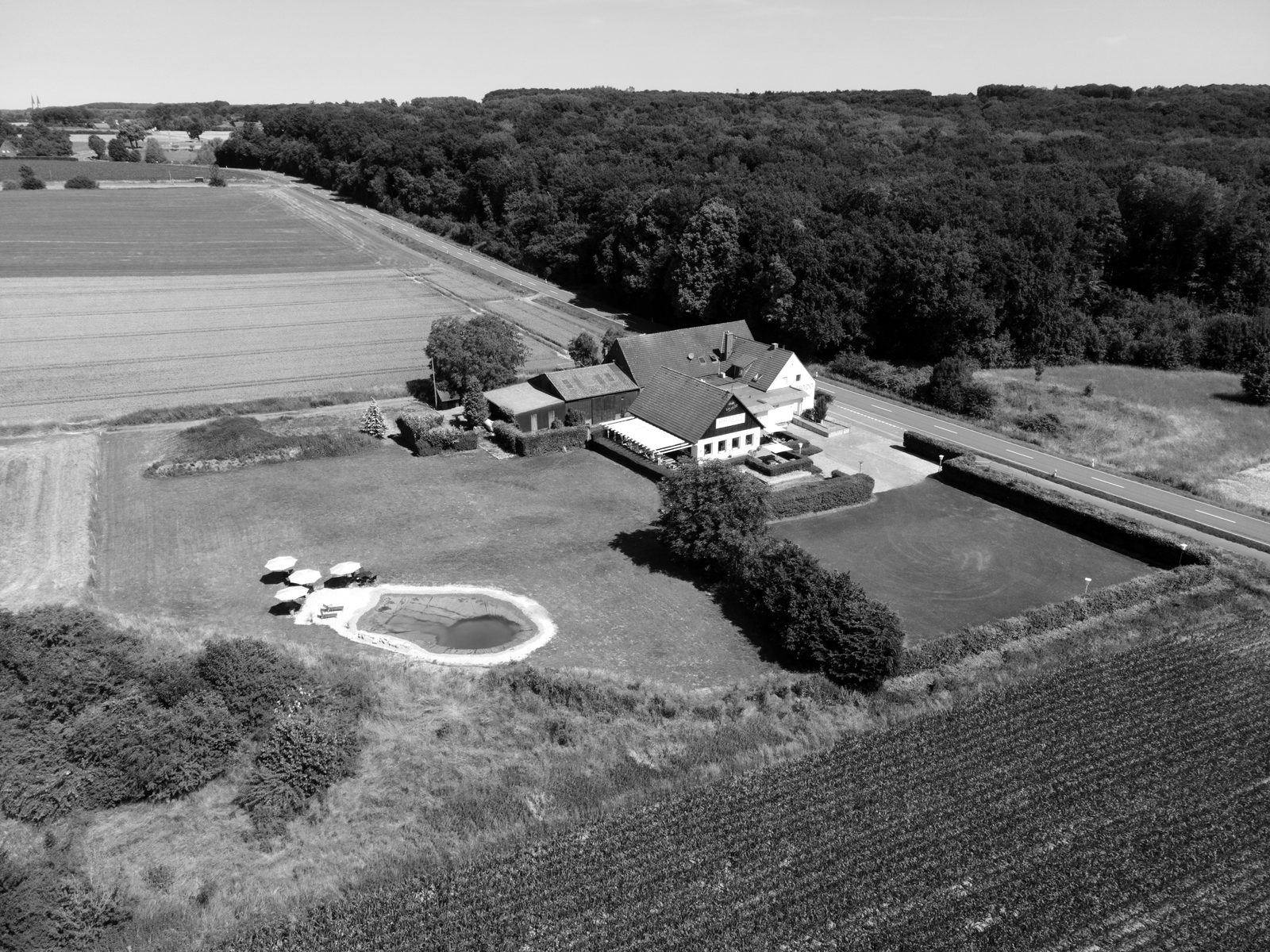 Außenansicht des PRADO in Nottuln mit Wiese und Baumbestand