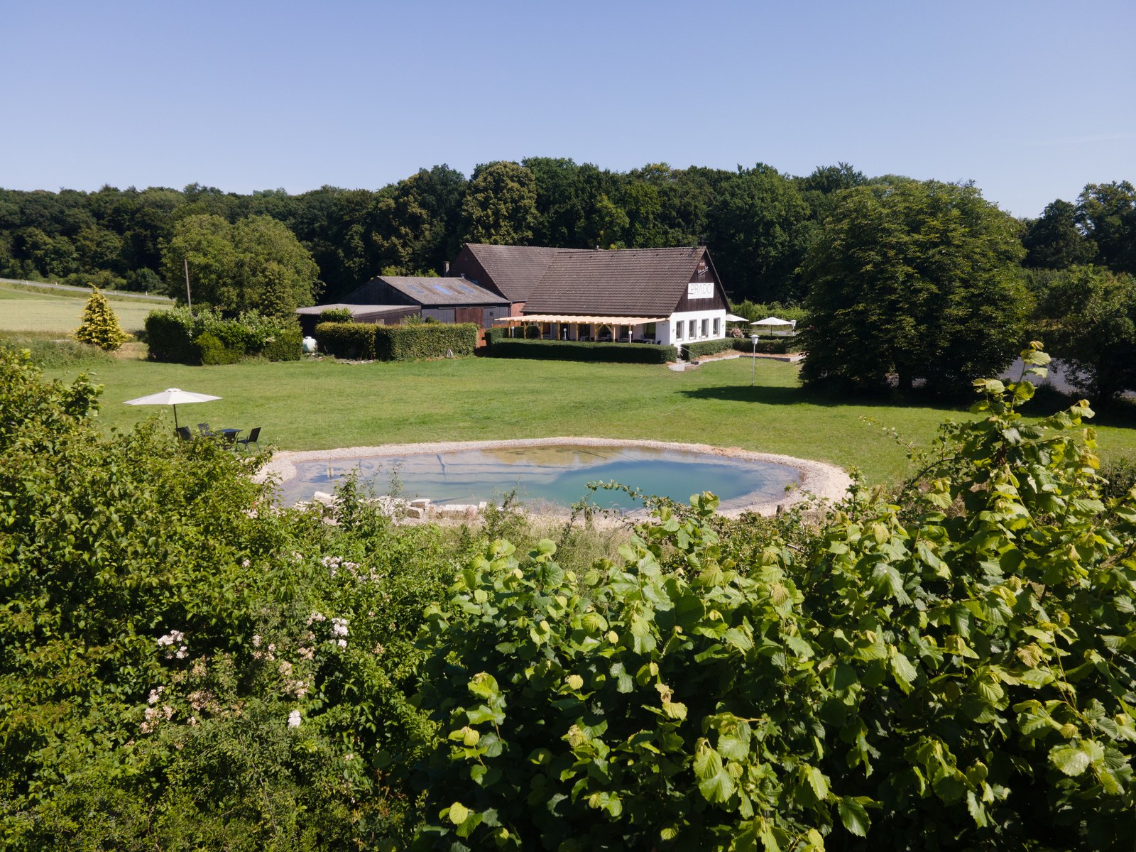 Das PRADO in Nottuln mit Wiese und Teich